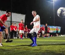 赛场上一幕幕激烈对战，球队全力以赴