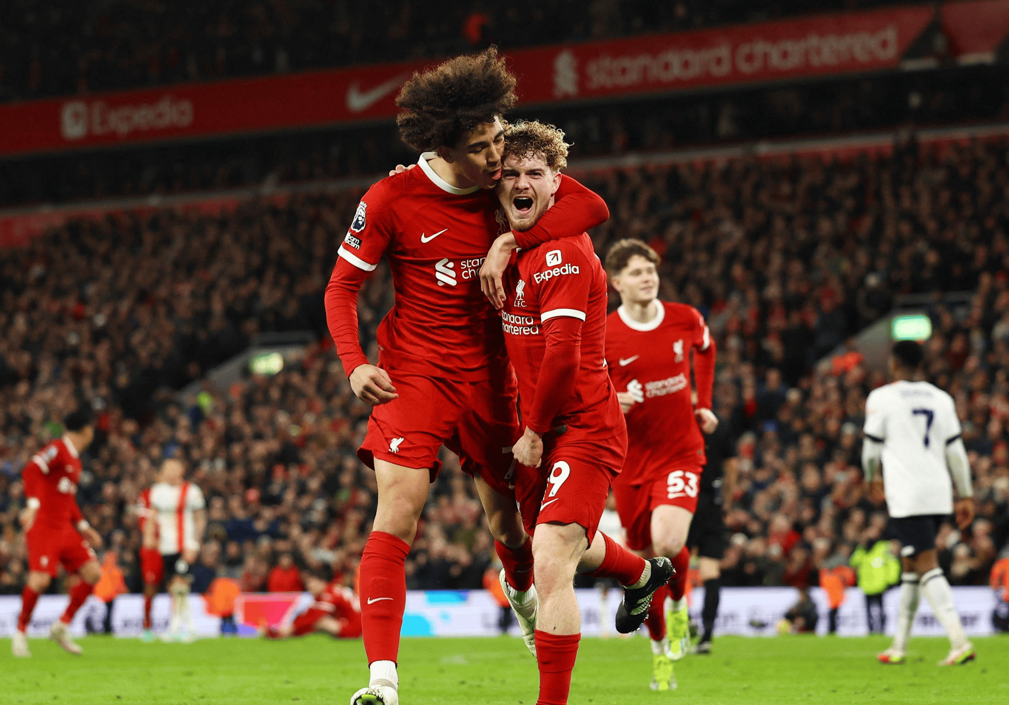 C7娱乐入口-曼联三度遭遇欧冠小组赛出局危机(曼联三度遭遇欧冠小组赛出局危机是哪一年)