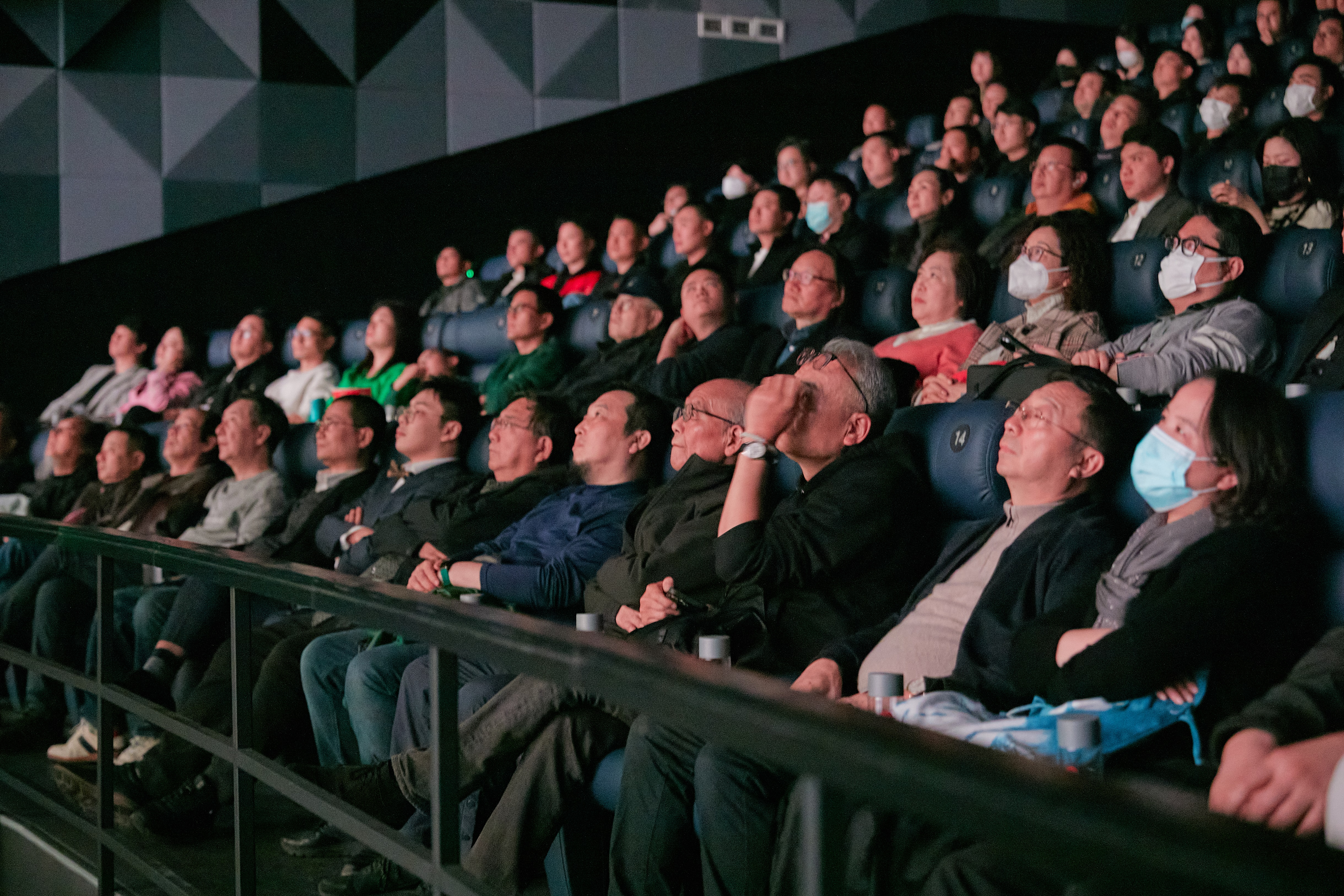 关于精湛技术展示：全场观众掌声不断！的信息