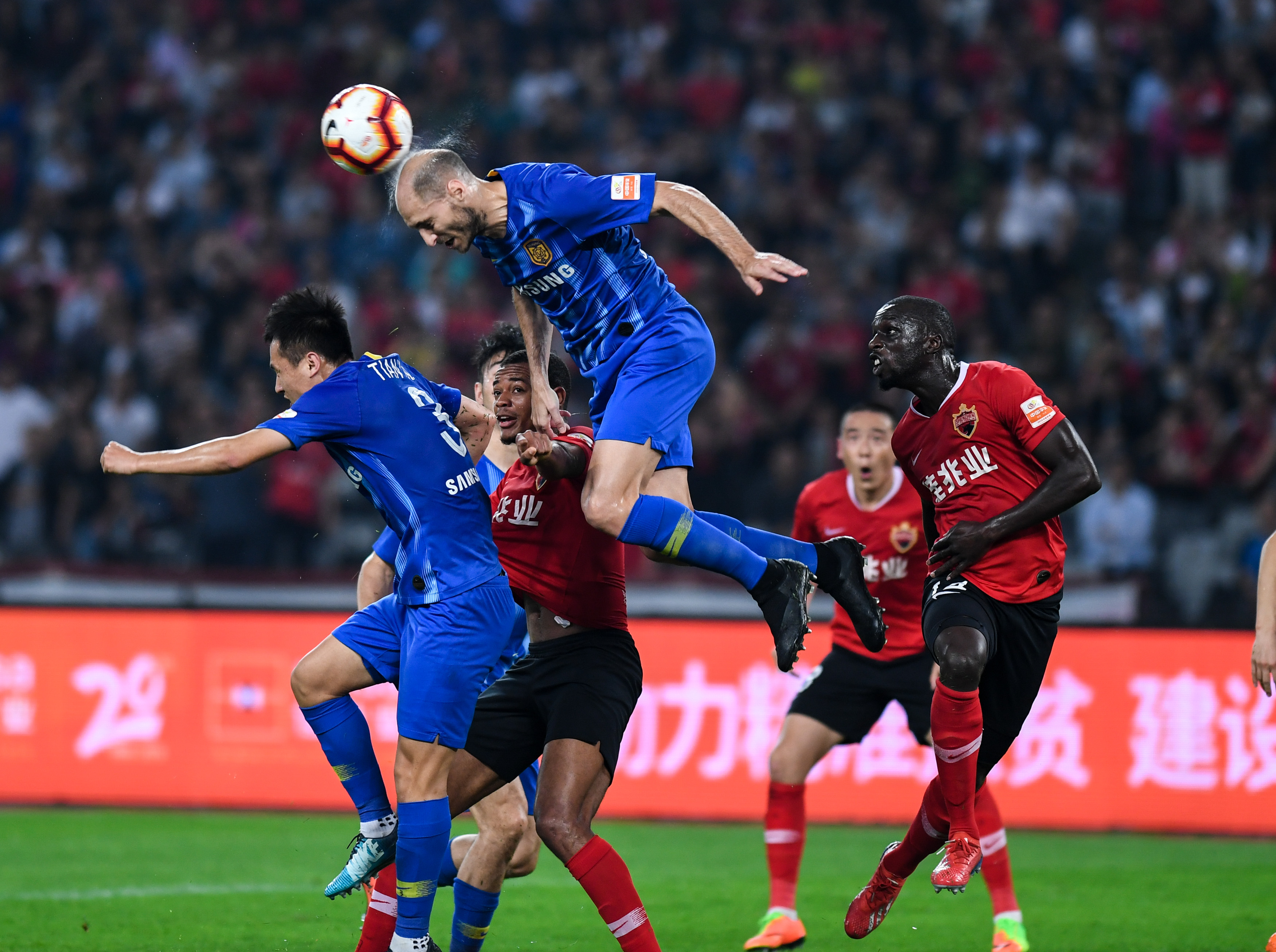 足球比赛绝佳表现：中超球员展现出色技术，引爆球迷热情的简单介绍