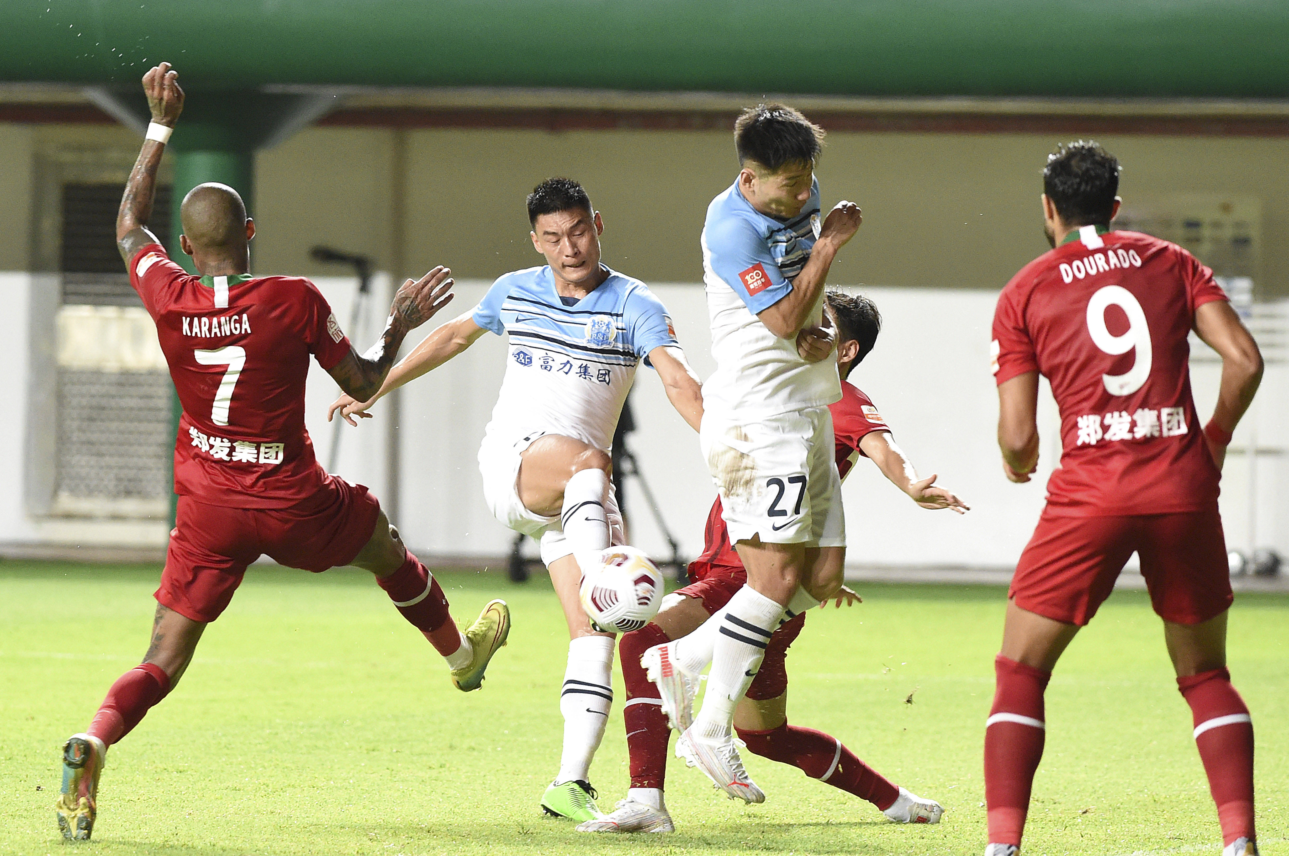 足球比赛绝佳表现：中超球员展现出色技术，引爆球迷热情的简单介绍