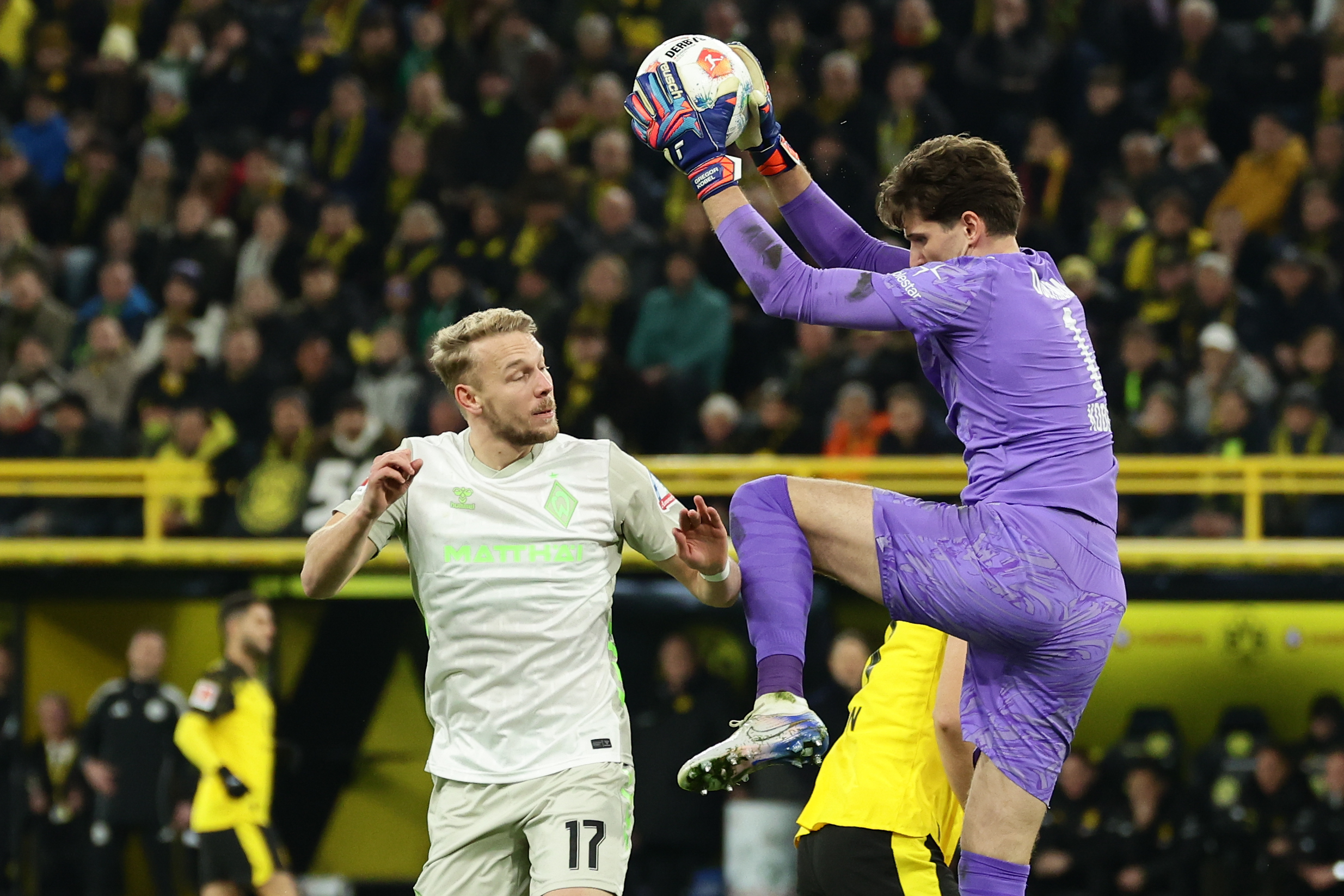 包含多特蒙德遭遇连败，赛季前景蒙上阴影的词条